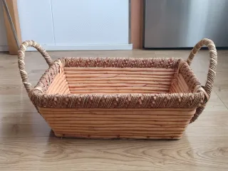 Cesta mimbre trenzada con asas