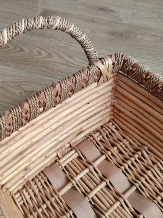 Cesta mimbre trenzada con asas