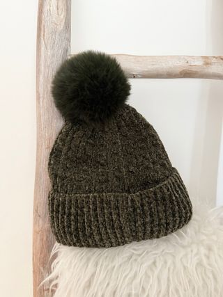 Gorro de lana con pompón verde oliva