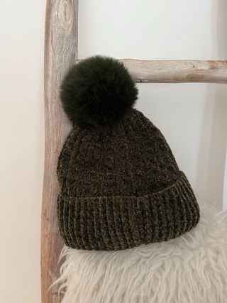 Gorro de lana con pompón verde oliva
