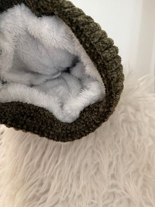 Gorro de lana con pompón verde oliva