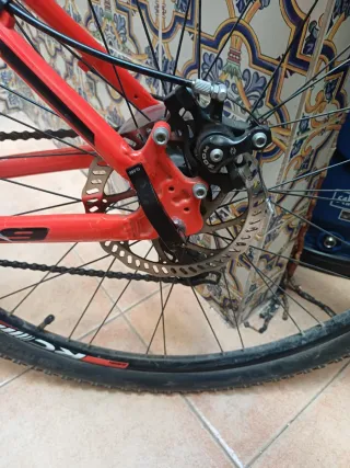 Bicicleta de montaña roja