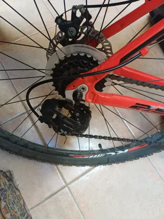 Bicicleta de montaña roja