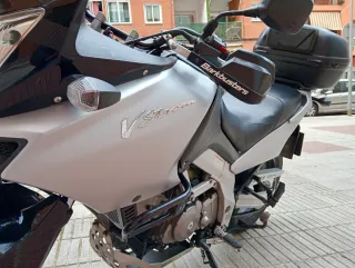 MOTO SUZUKI V-STROM DL 650.