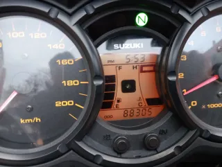 MOTO SUZUKI V-STROM DL 650.