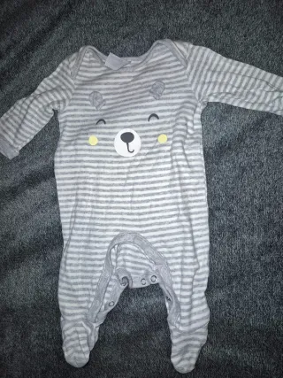 Pijama bebé oso rayas grises