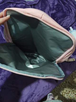 Mochila de viaje rosa.