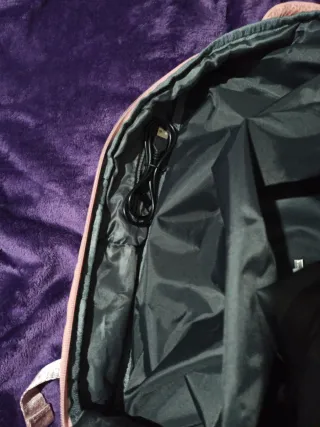 Mochila de viaje rosa.