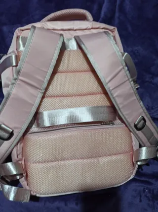 Mochila de viaje rosa.