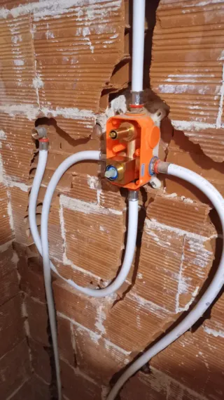 Trabajo de reformas integrales fontanería y pintur