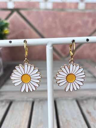 Pendientes de margarita dorados y blancos