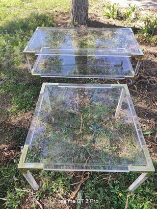 Mesas de cristal y metal dorado