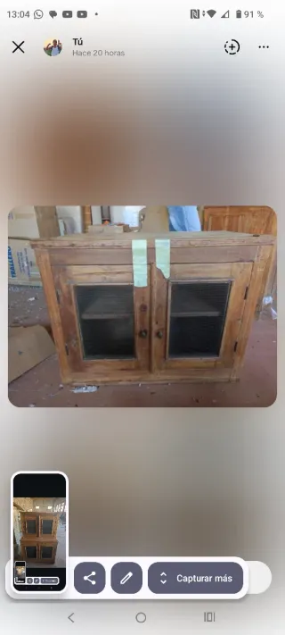 Alacena antigua de madera y cristal