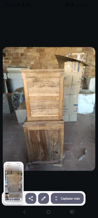 Alacena antigua de madera y cristal