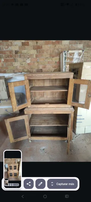 Alacena antigua de madera y cristal