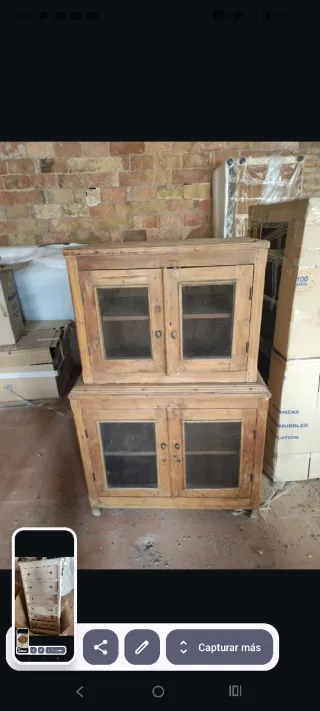 Alacena antigua de madera y cristal