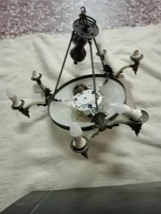 Lámparas de salón doradas y blancas