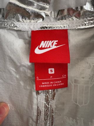 Canguro Nike plateado con blanco