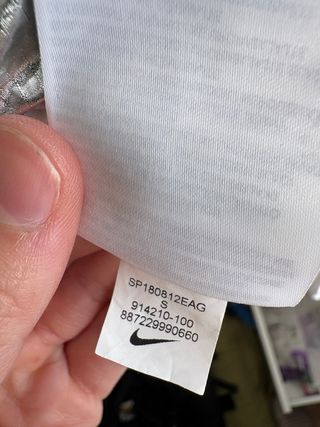 Canguro Nike plateado con blanco