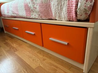 Habitación juvenil: cama, escritorio y mesita