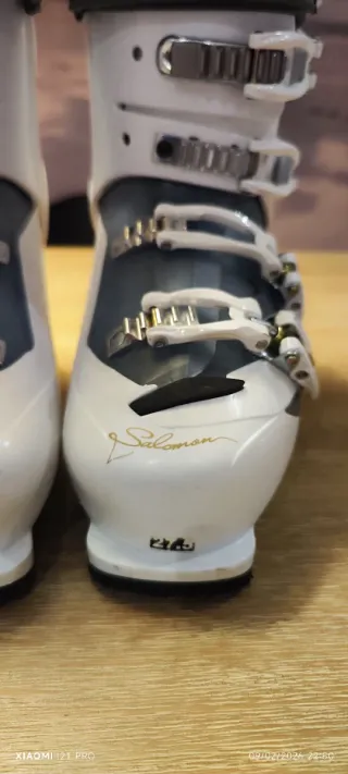 Botas de esquí Salomon blancas y doradas