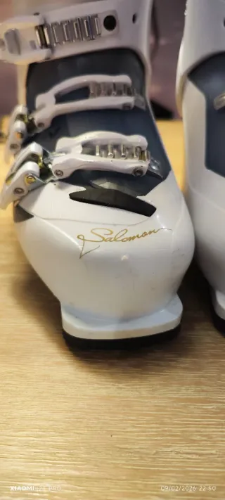 Botas de esquí Salomon blancas y doradas