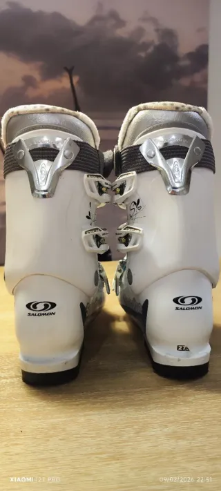 Botas de esquí Salomon blancas y doradas