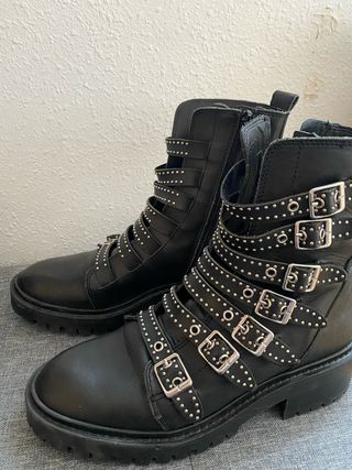 Botas Zara Biker Hebillas Tachuelas Negras de Zara