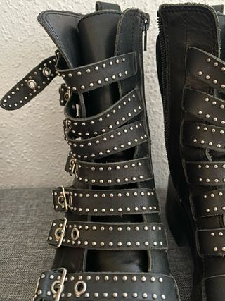 Botas Zara Biker Hebillas Tachuelas Negras de Zara