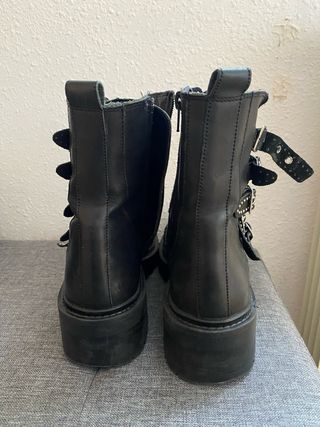 Botas Zara Biker Hebillas Tachuelas Negras de Zara