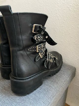 Botas Zara Biker Hebillas Tachuelas Negras de Zara