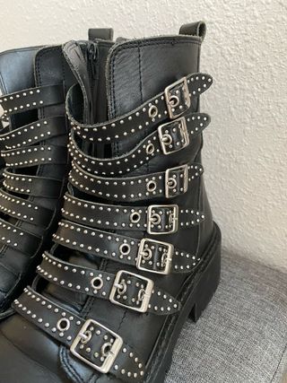 Botas Zara Biker Hebillas Tachuelas Negras de Zara
