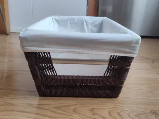 Cesta mimbre y hierro con saco tela