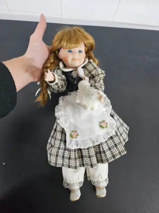 Muñeca de porcelana con conejo