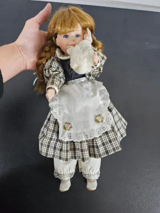Muñeca de porcelana con conejo