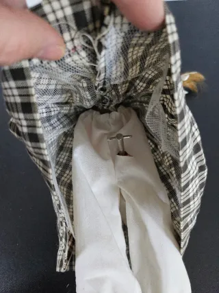 Muñeca de porcelana con conejo