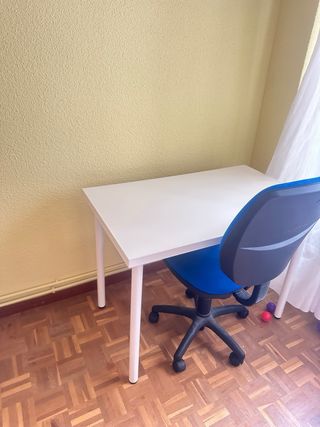 Mesa de IKEA y silla de escritorio