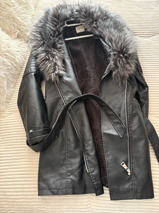 Abrigo negro con pelo sintético