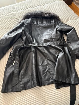 Abrigo negro con pelo sintético