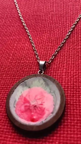 Collar con flor rosa y cadena