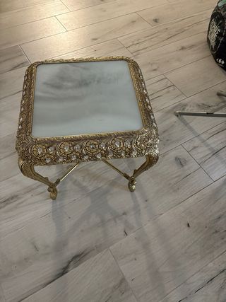 Mesa auxiliar dorada con cristal