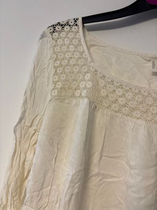 Blusa manga larga cuello redondo encaje