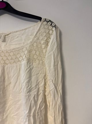 Blusa manga larga cuello redondo encaje