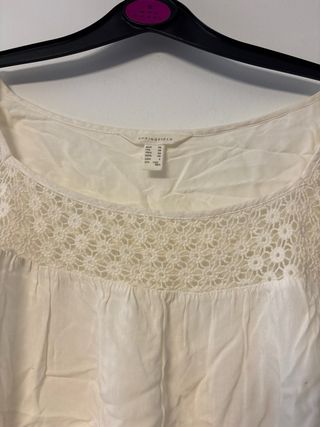 Blusa manga larga cuello redondo encaje