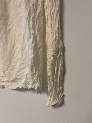 Blusa manga larga cuello redondo encaje