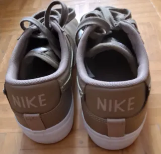 Zapatillas Nike de color beige/marrón. Talla 38.