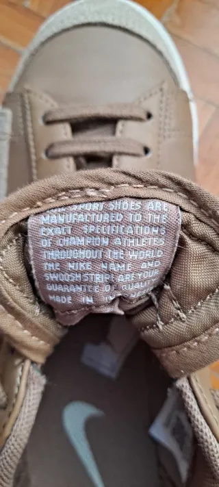 Zapatillas Nike de color beige/marrón. Talla 38.