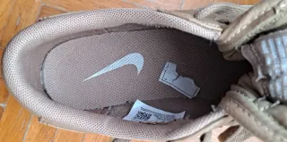 Zapatillas Nike de color beige/marrón. Talla 38.