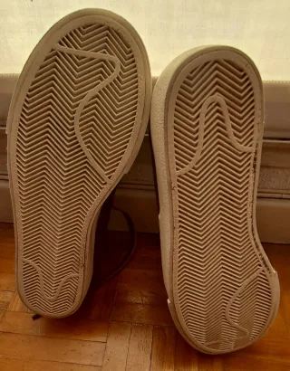 Zapatillas Nike de color beige/marrón. Talla 38.