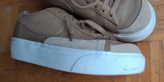 Zapatillas Nike de color beige/marrón. Talla 38.